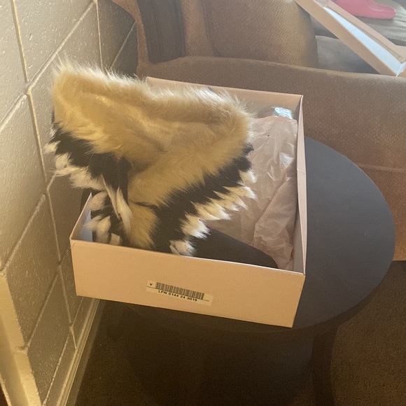 Black and  Tan boots great for the winter time - Picture 2 of 2